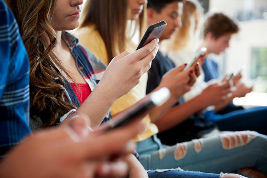 MEC lança guias sobre uso de celulares em ambiente escolar